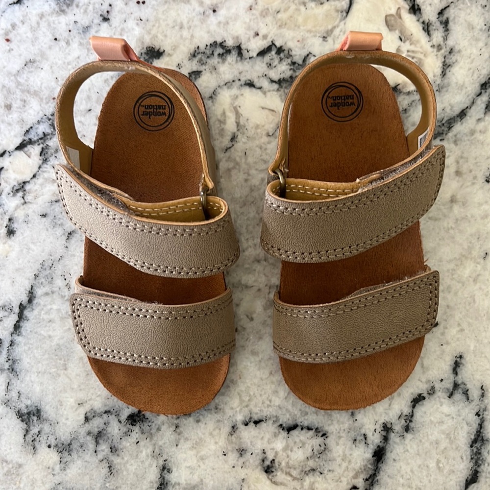 NWOT Wonder Nation toddler Sandlers. Tan, Size 6.